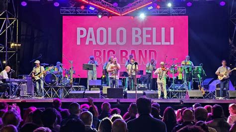 Paolo Belli che dirige la sua Big Band