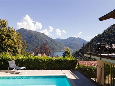 Giardino della Fondazione con vista lago