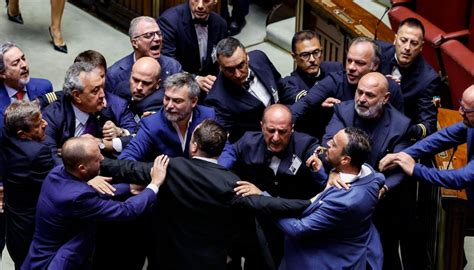 Sim al lavoro in una delle carriere disponibili