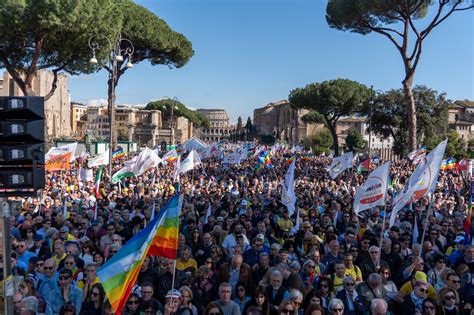 Sim che partecipano a una festa universitaria