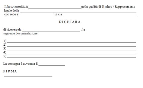 Docente che consegna documenti alla segreteria scolastica