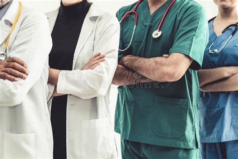 Personale sanitario che collabora