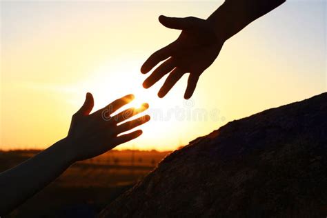 Simbolo di una mano che aiuta un'altra mano