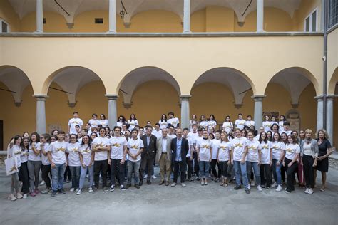 giovani volontari che collaborano