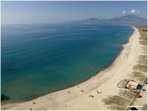 Vista mare di Ascea Marina con spiaggia attrezzata