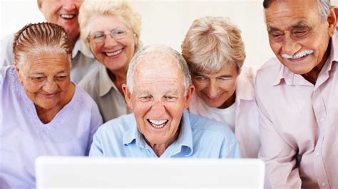 Anziani che interagiscono in un'area comune