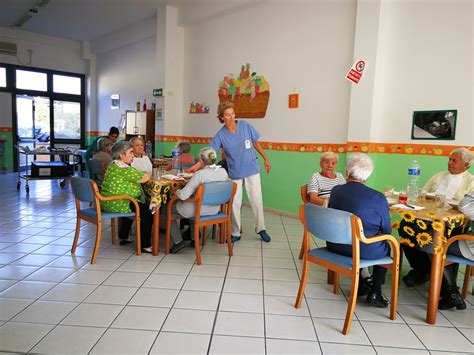 Anziani che partecipano ad un'attività di gruppo in un centro diurno