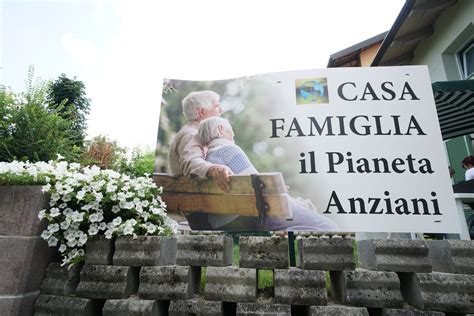 Salotto accogliente in una casa famiglia per anziani