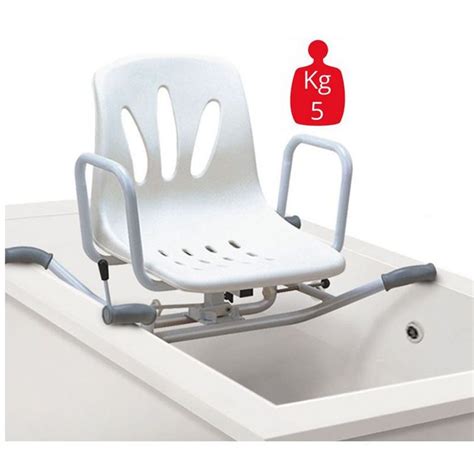 Illustrazione di una persona anziana che usa una sedia per vasca da bagno