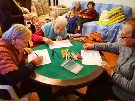 Anziani che partecipano ad attività ricreative in un centro diurno