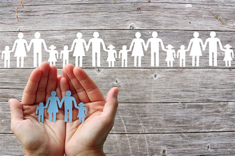 Famiglia che riceve assistenza da un assistente sociale