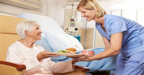 RSA e infermieri che assistono un paziente anziano