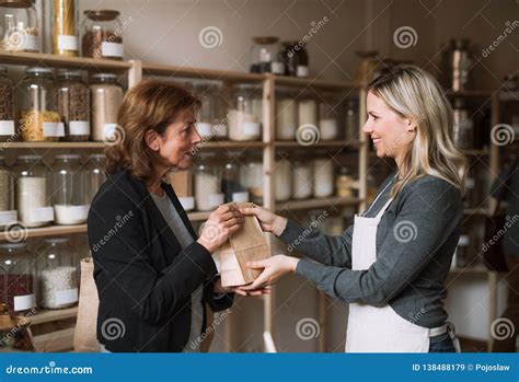 Un commesso sorridente che serve un cliente in un negozio