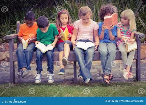 Bambini di diverse etnie che leggono libri insieme