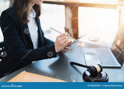 Avvocato che lavora al computer