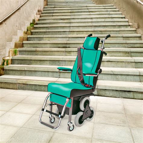 Montascale a ruote Scoiattolo 2000 in uso su una scala