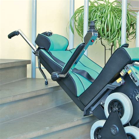 Dettaglio dei comandi e dei manici del montascale Scoiattolo 2000