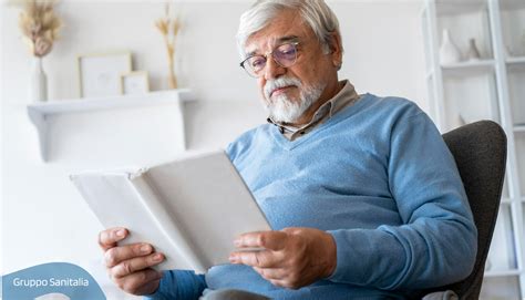 Anziano che riceve una lettera dall'INPS