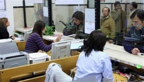 Dipendenti pubblici che firmano documenti