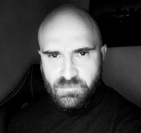 Illustrazione che mostra un lavoratore che controlla documenti INPS sul computer