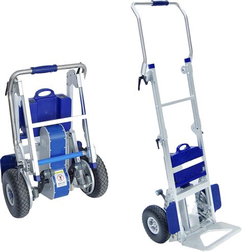 Persona che utilizza un carrello montascale elettrico per trasportare una scatola su delle scale