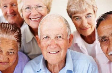 Persone anziane che ricevono assistenza