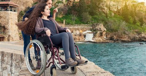 Persona in carrozzina che sale su un mezzo attrezzato