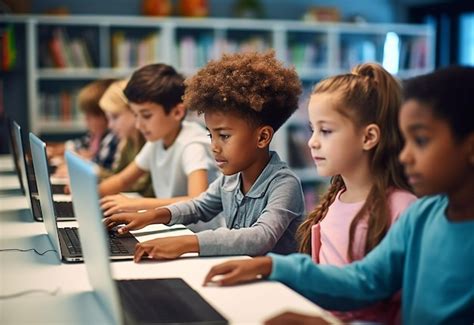 Persone che studiano e lavorano