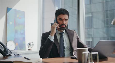 Lavoratore al telefono fuori dall'orario di lavoro