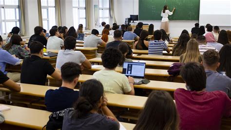 aula universitaria con studenti