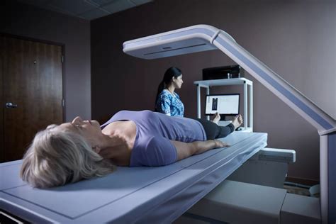 Gamma camera che acquisisce immagini da un paziente sdraiato su un lettino