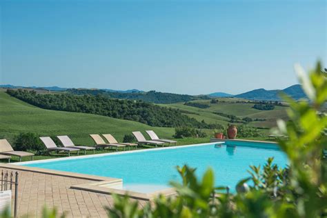 Piscina panoramica in un agriturismo umbro