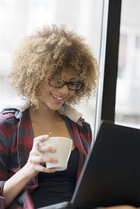 Ragazza che sorride mentre lavora al computer