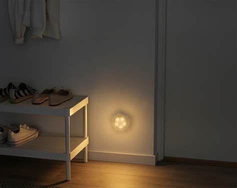 Casa sicura per anziani con maniglioni e buona illuminazione