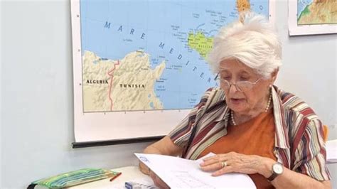 Studentessa anziana che studia con impegno