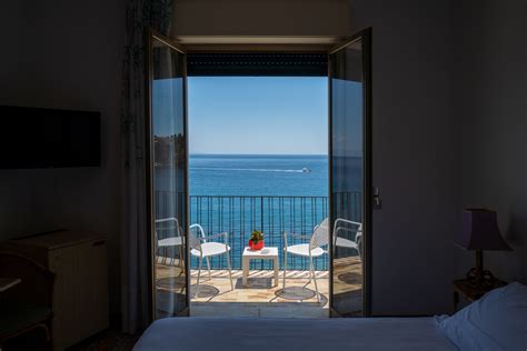 Camera d'albergo con balcone e vista mare