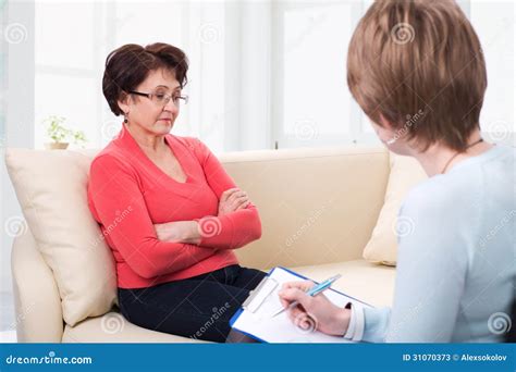 Donna che parla con uno psicologo