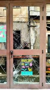 Gruppo di giovani che partecipano a un laboratorio teatrale