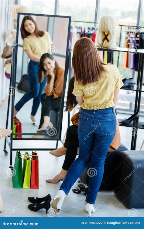 Adolescenti che provano vestiti in un negozio