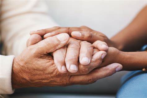 operatori sociali che assistono anziani