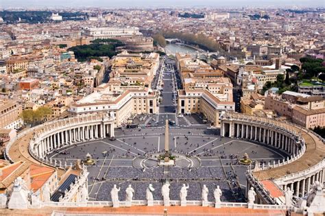 Piazza San Pietro con il colonnato del Bernini