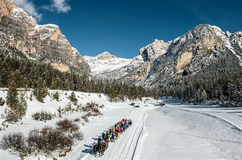 Paesaggio dell'Alta Badia con montagne dolomitiche