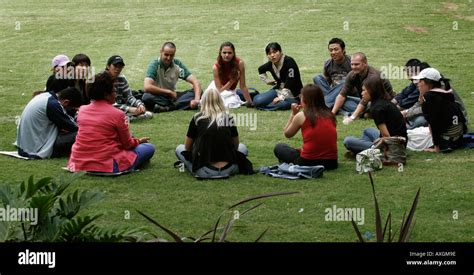 Gruppo di persone sedute in cerchio in una stanza