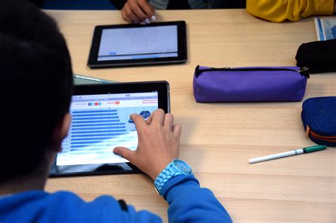 scuola digitale con studenti che usano tablet