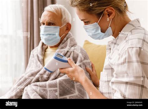 Una famiglia che si prende cura di un anziano a casa