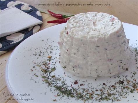Formaggio caciottina con erbe aromatiche e peperoncino