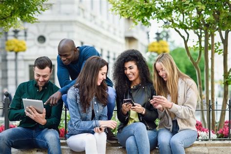 Giovani che utilizzano smartphone e computer