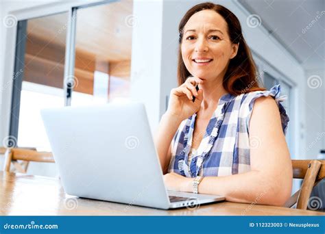 donna matura che lavora in casa