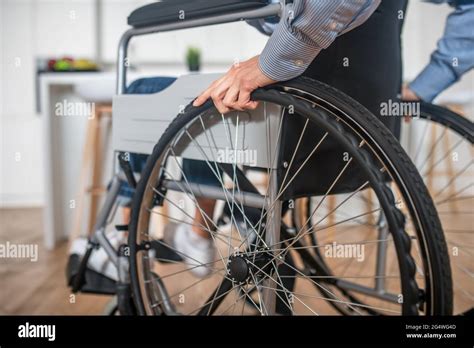 Bambino che guarda una persona su una sedia a rotelle