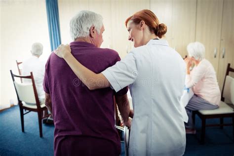 Infermiere che assiste un paziente anziano